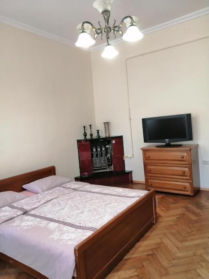Затишна Оселя Lägenhet Lviv Exteriör bild